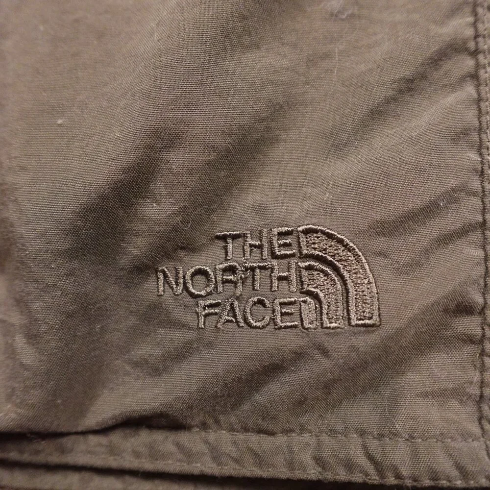 The North Face Nylon Cargo Shorts | Olive Green | Men's Size Small‎